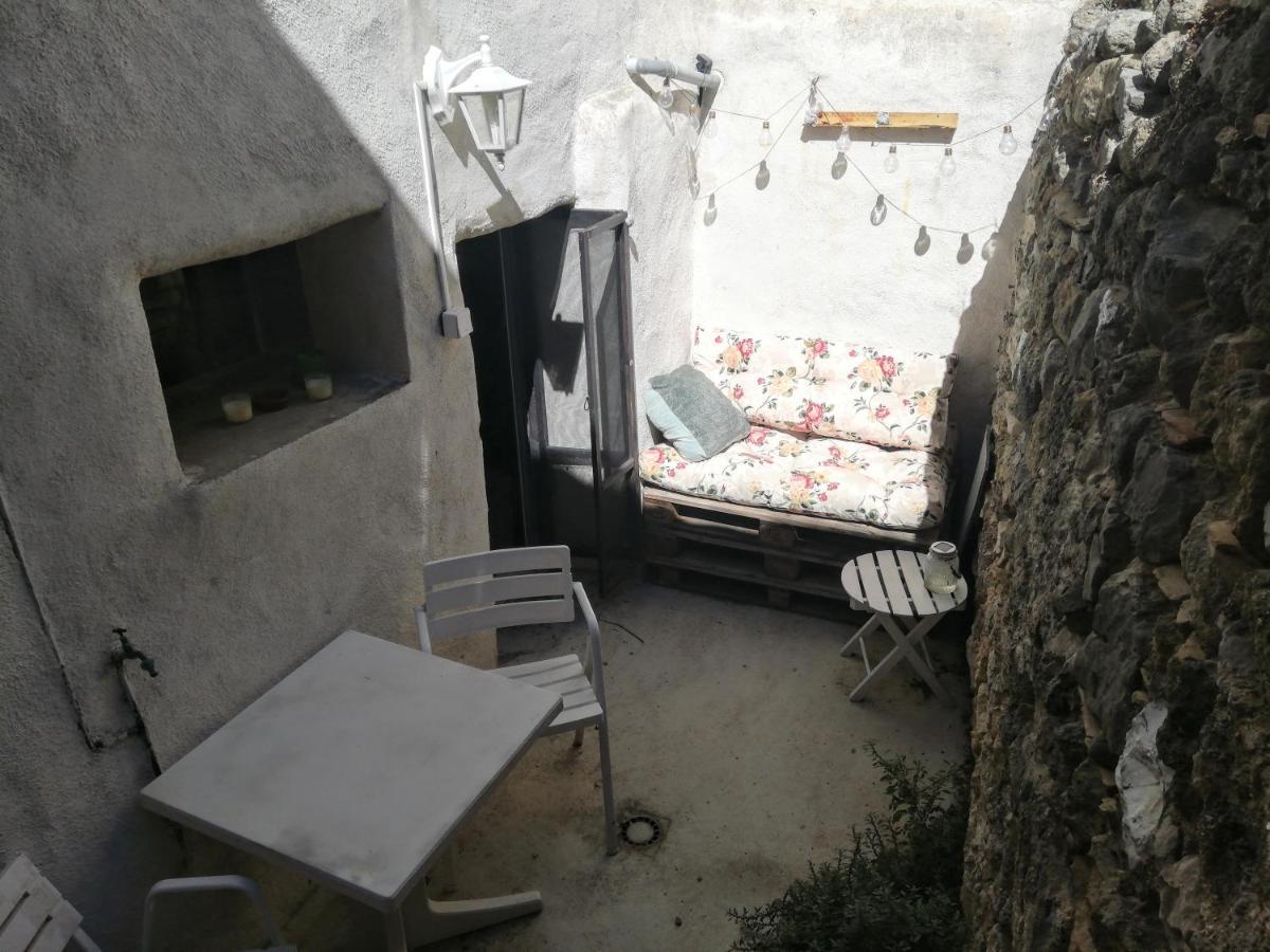 Charmant Appartement En Centre-Ville Medieval Gigean Luaran gambar
